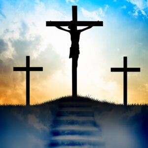 2. Tło do Grobu Pańskiego – sylwetki trzech krzyży w oddali, oświetlone złotą poświatą zachodzącego słońca.