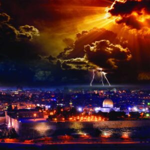 Dramatyczna, nocna panorama Jerozolimy ze złotą Kopułą na Skale na pierwszym planie, nad którą rozciąga się burzowe niebo z piorunami i ognistymi promieniami światła przebijającymi przez ciemne chmury.